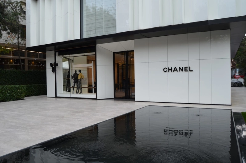 نمای بیرونی فروشگاه لوکس برند شنل (Chanel) در خیابان بغداد استانبول، یکی از برندهای بین‌المللی در این خیابان.