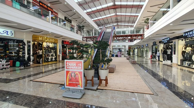 قابلیت دسترسی آسان به امکانات رفاهی مختلف در تمامی طبقات مرکز خرید مارک آنتالیا