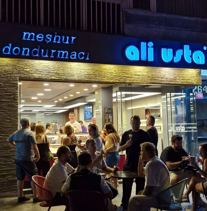 نمای بیرونی بستنی فروشی علی اوستا