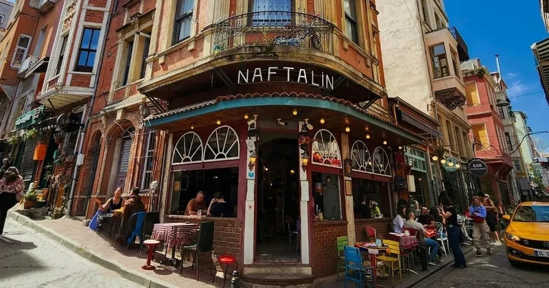 نمای بیرونی کافه های دنج و قدیمی