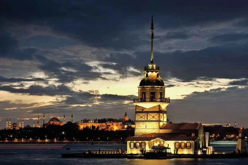 برج دختر در غروب ساحل اسکودار