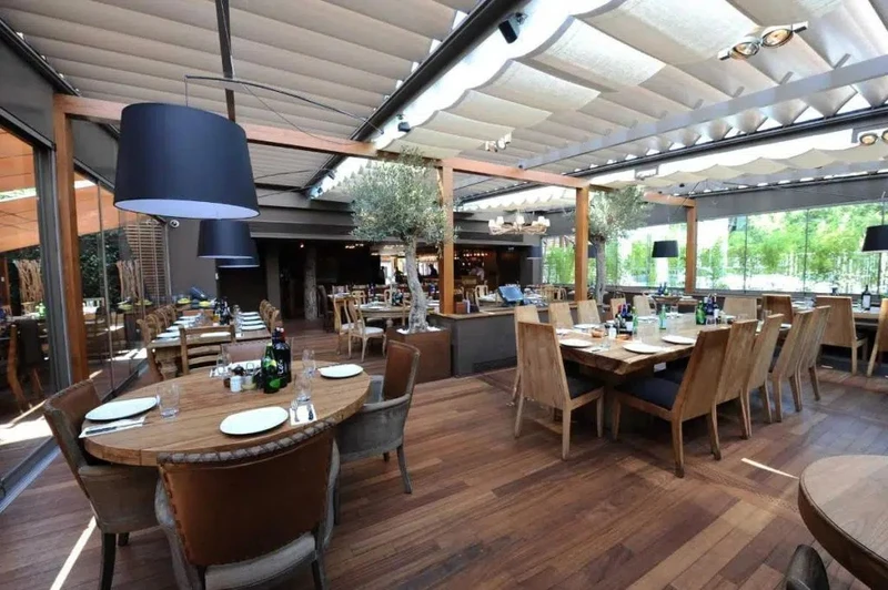 کافه&zwnj;نشینی و رستوران&zwnj;های شیک نیشانتاشی