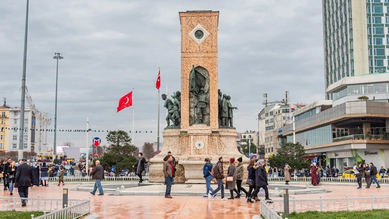 تندیس یادبود جمهوریت در میدان تکسیم استانبول