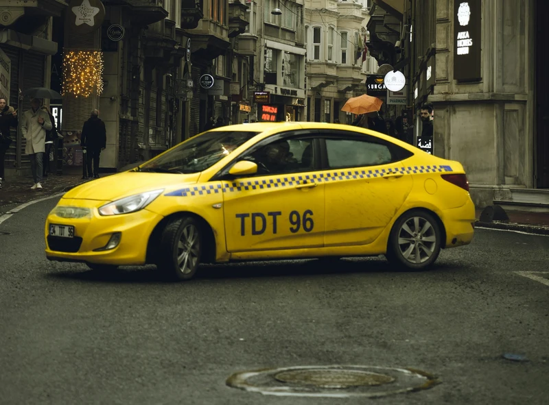 تاکسی زرد در خیابان&zwnj;های منتهی به بازار
