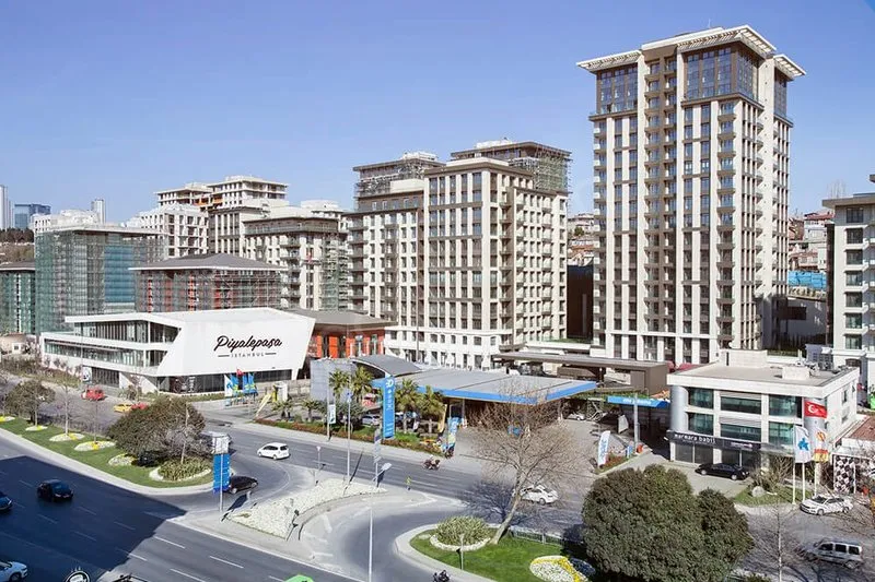 نمای کلی برج&zwnj;ها و مجتمع ها از میدان پولات پیاله پاشا