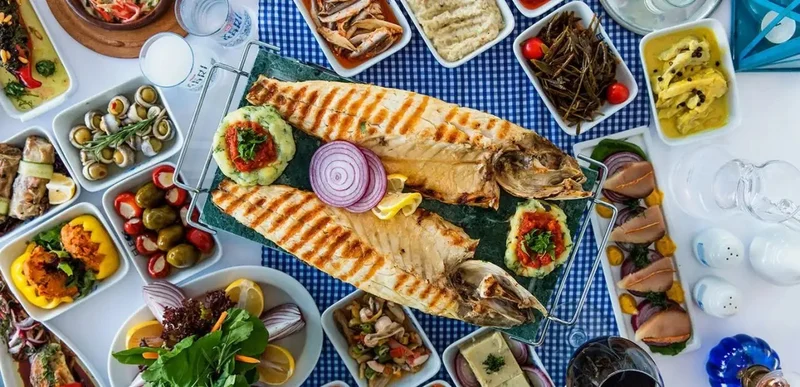 سفره رنگین با ماهی قزل&zwnj;آلای کبابی تازه