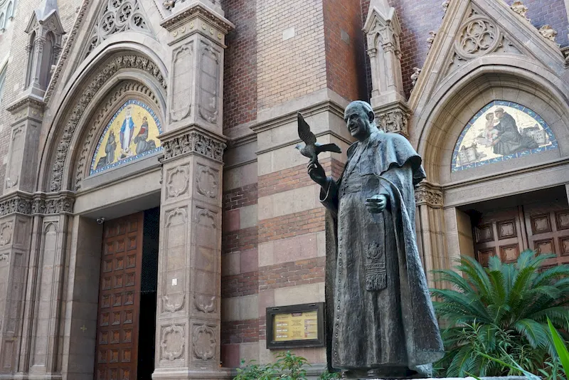 مجسمه پاپ ژان بیستوسوم در حیاط کلیسای سنت آنتوان استانبول