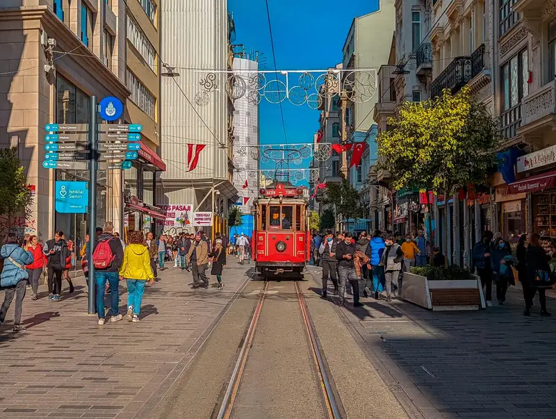 خرید در اطراف میدان تقسیم