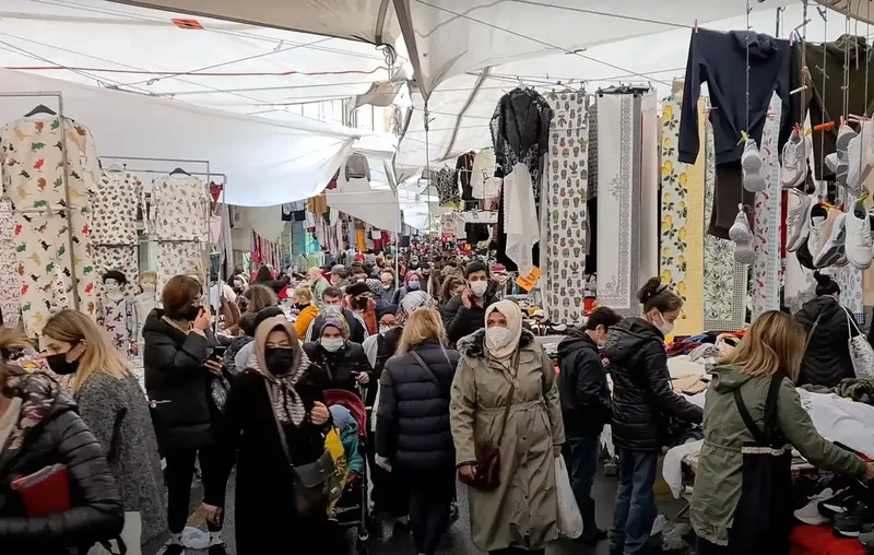 جمعیت شلوغ خریداران در راستۀ لباس و پارچه در جمعه بازار اسکودار