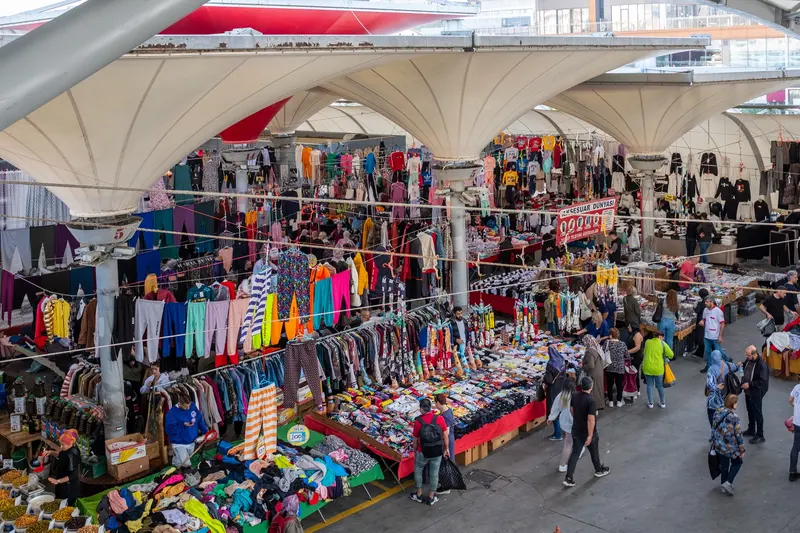 یک کشتی مسافربری در کنار اسکلۀ تاریخی بشیکتاش که یکی از راههای رسیدن به منطقه و بازار اسکودار است