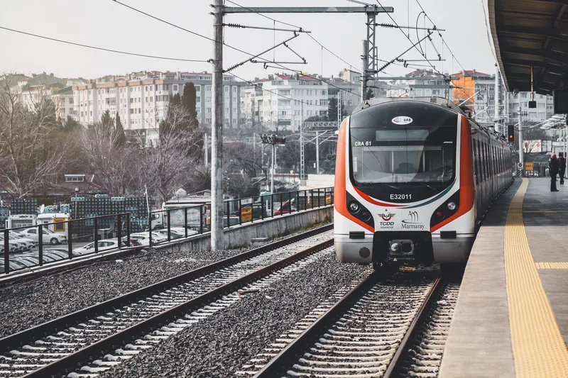 قطار مارمارای در یک ایستگاه در استانبول، به عنوان یکی از وسایل حمل و نقل عمومی برای رفتن به جمعه بازار کادیکوی