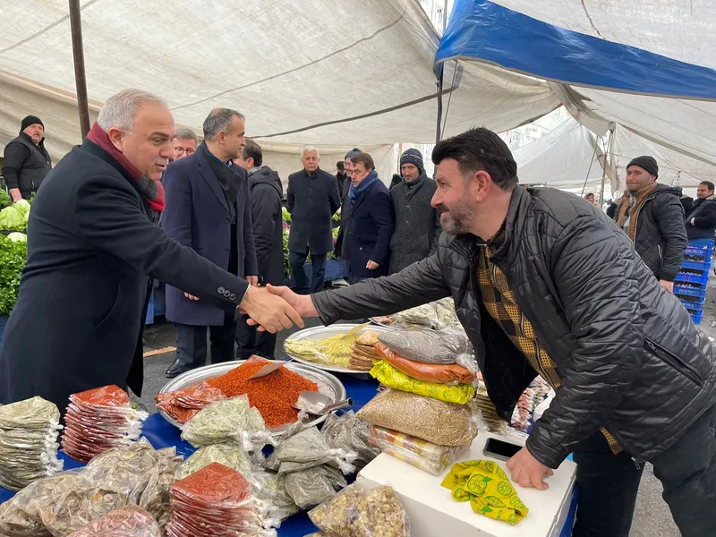 تعامل دوستانه بین فروشنده و خریدار در یک بازار محلی استانبول. دو مرد بر سر غرفهای پر از ادویه و خشکبار در حال دست دادن هستند