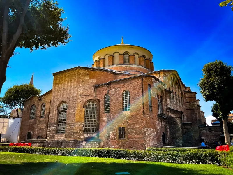 حیاط اول شامل کلیسای ایا ایرنه است که انبار اسلحه بود.