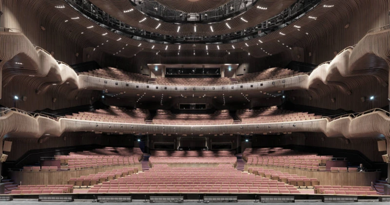 لذت تماشای بهترین فیلمهای سینمایی و تئاترها در مرکز هنرهای نمایشی زورلو سنتر