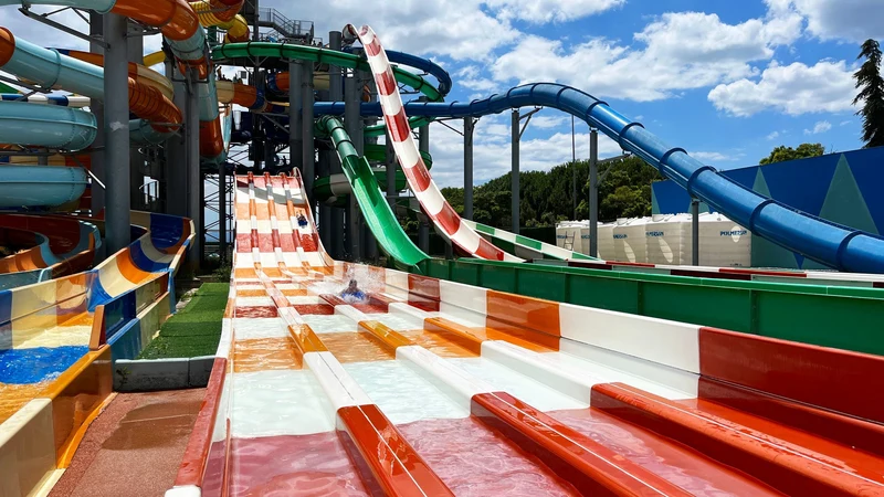 اوج آدرنالین و تفریح در سرسره‌های آبی پارک آکوامارین 