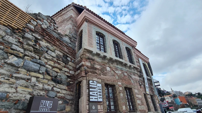 نمایی از معماری یونانی ساختمان&zwnj;ها در محله فنر&nbsp;