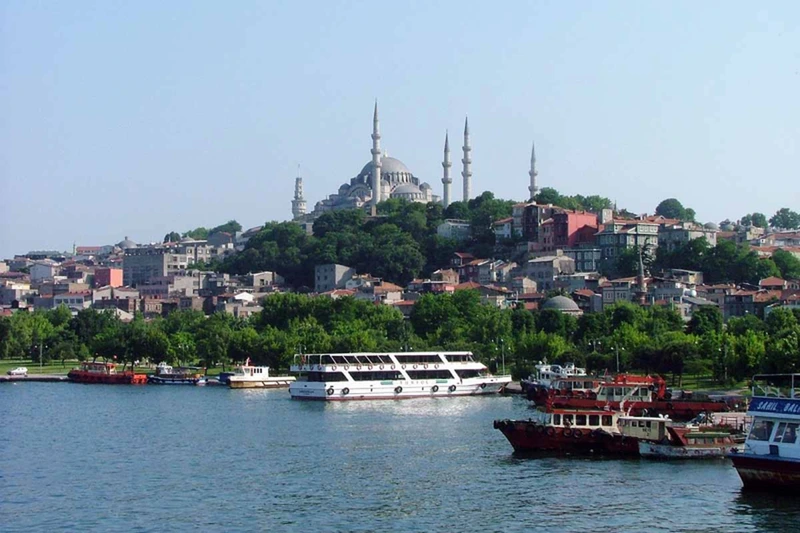 تجربه لذت&zwnj;بخش قایق&zwnj;سواری در مسیر رسیدن به محله فنر و بالات استانبول