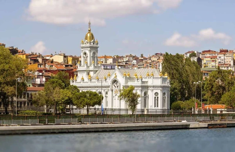 نمای بی&zwnj;نظیر کلیسای آهنی در نزدیکی شاخ طلایی استانبول&nbsp;