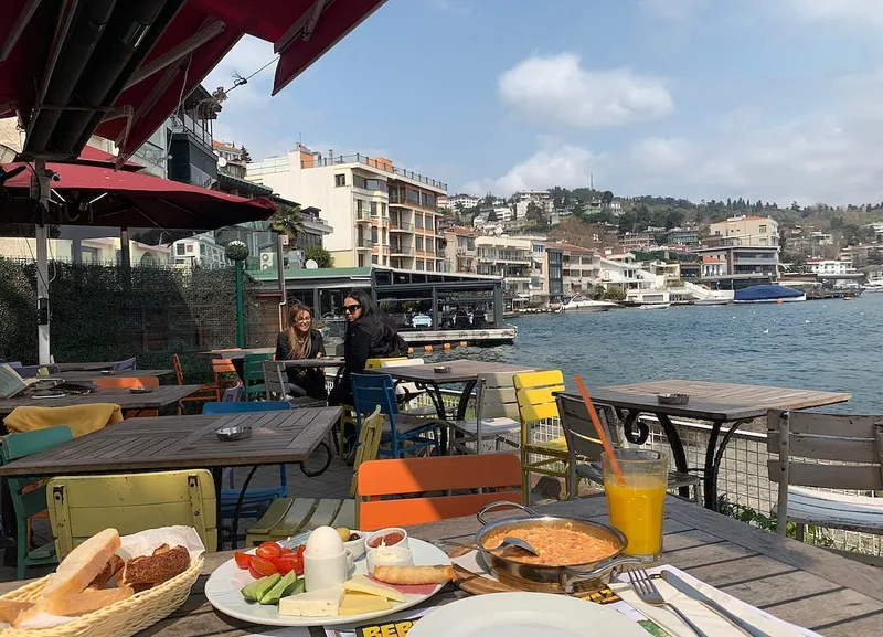 کافه ببک کاهوسی در کنار تنگه بسفر