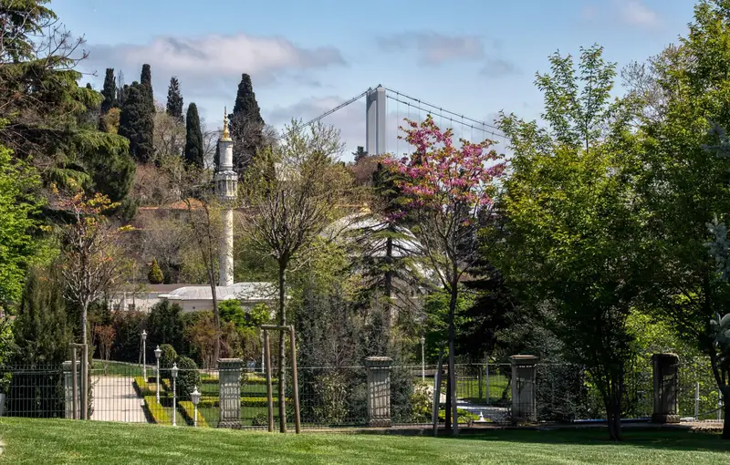 نمایی از فضای سبز و مسجد پارک ییلدیز