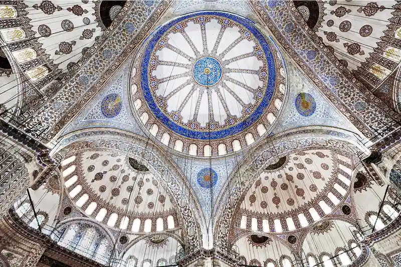 معماری داخلی و سقف مسجد آبی استانبول، تزئین شده با هزاران کاشی آبی ایزنیک و پنجره‌های متعدد