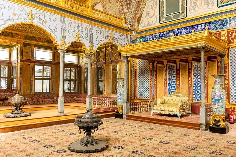 نمونه‌ای از معماری داخلی عثمانی در کاخ توپکاپی، با تزئینات کاشی و طلاکاری