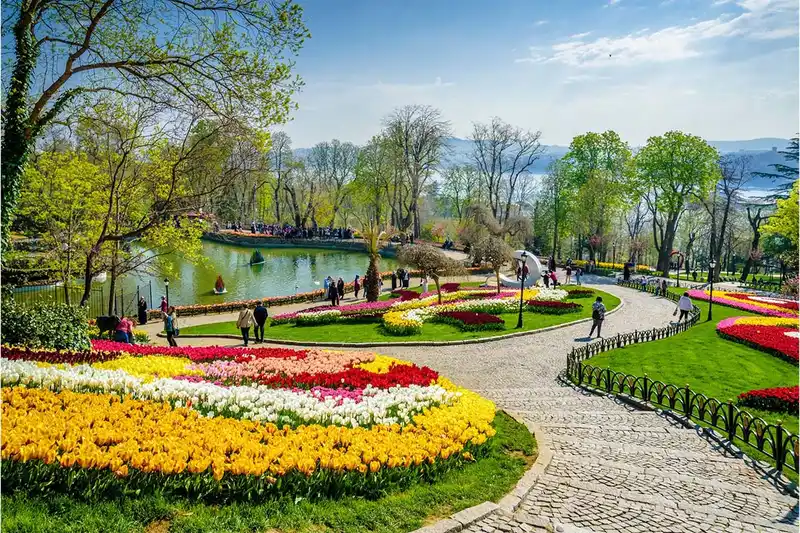 منظره‌ای از پارک امیرگان در طول جشنواره لاله استانبول، با باغچه‌های وسیع لاله‌های رنگارنگ و برکه پارک