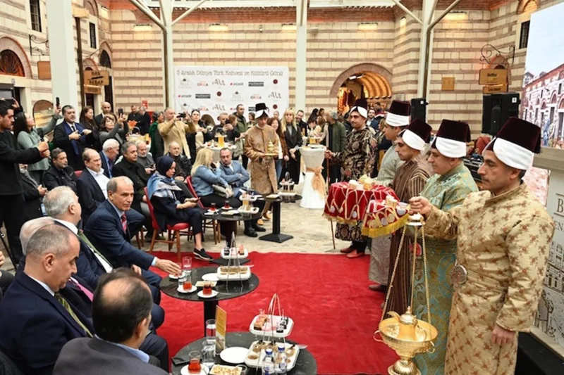 یک رویداد فرهنگی در موزۀ قهوه «بتا یِنی هان» (Beta Yeni Han) با افرادی در لباس‌های سنتی عثمانی