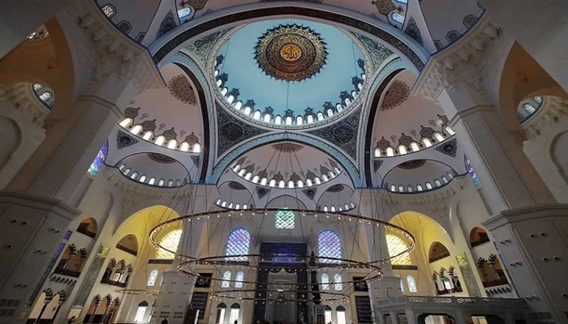 نمای داخلی و فرش فیروزهای مسجد