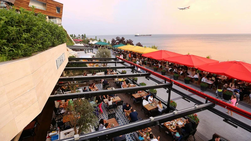 لذت استراحت و صرف غذا در رستورانهای مرکز خرید فلوریا استانبول با چشمانداز دریا