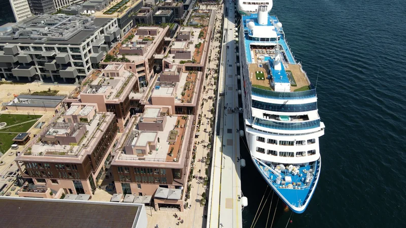 پهلو گرفتن کشتی کروز در گالاتاپورت