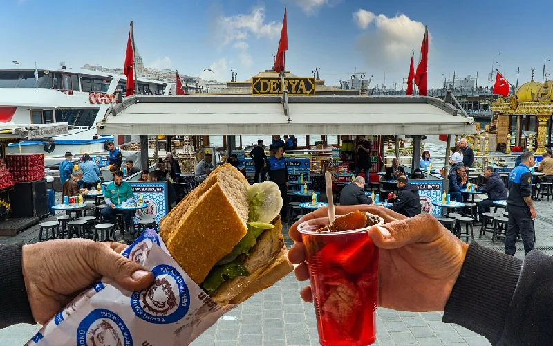 ساندویچ ماهی و ترشی&zwnj;آب اسکله امینونو استانبول