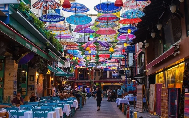 کافه&zwnj;گردی زیر چترهای رنگی کوچه هوجا