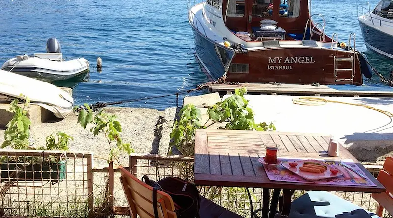 کافه Bebek Kahve در ساحل ببک