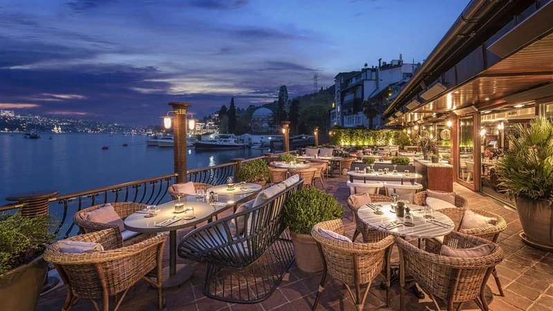 یک رستوران لوکس ساحلی در محلۀ ببک با چشمانداز تنگه بسفر، هنگام غروب و روشن شدن چراغهای شهر