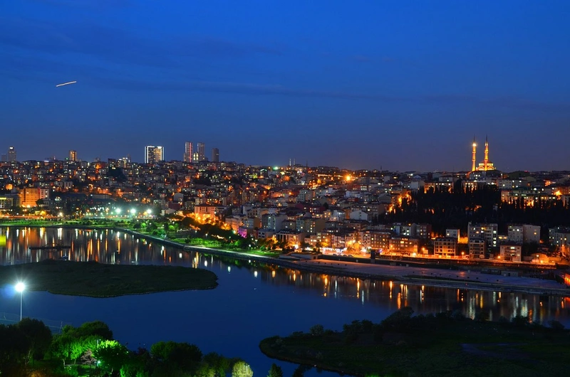 منظره آرامشبخش و شبانهٔ خلیج شاخ طلایی با انعکاس نورها در آب، از بالای تپه پیر لوتی استانبول