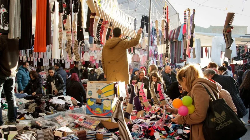 خرید ارزان جوراب و پوشاک در بازارهای هفتگی
