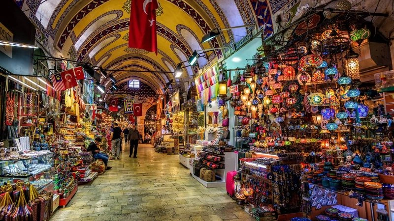بازار کمرالتی  (Kemeraltı Bazaar) البته که نمی‌توان در میان دیدنی های ازمیر، بازار قدیمی و پرجنب‌وجوش کمرالتی را نادیده گرفت. این بازار بیشتر به خاطر فروش محصولات محلی و مغازه‌های عتیقه‌فروشی و سوغاتی‌فروشی در بین گردشگران معروف است.