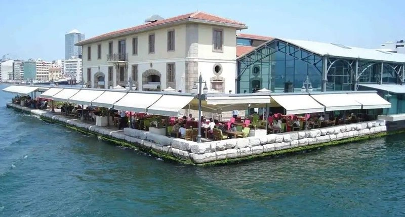 مرکز خرید کوناک پیر  (Konak Pier) اگر قصد خرید کردن از برندهای معروف و گران را دارید، کوناک پیر جایی است که می‌توانید در سفرتان به این شهر، زمان خوبی در آن بگذرانید. این مجموعه در خط ساحلی کوناک و کمی بالاتر از اسکله کوناک قرار گرفته است.