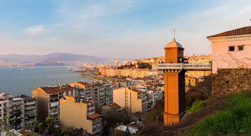 آسانسور تاریخی ازمیر  (İzmir Historical Elevator Building)