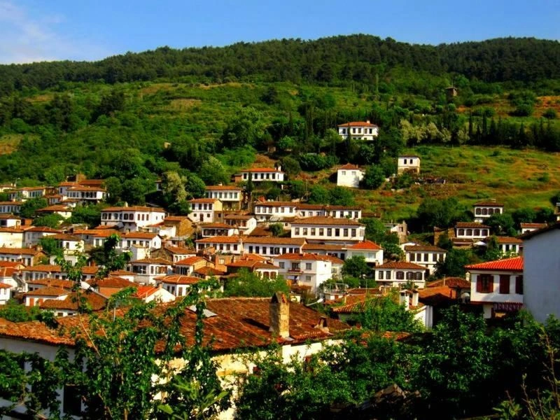 شیرینجه یکی از مناطق دیدنی ازمیر ترکیه محسوب می‌شود که به خاطر فاصله یک ساعتی از شهر جز جاهای خلوت و دنج به حساب می‌آید که از دسترس گردشگران کمی دور مانده است. اینجا یکی از دهکده‌های کوچک در کشور ترکیه است که توانسته بافت روستایی و قدیمی‌اش را در طول سال‌ها حفظ کند.