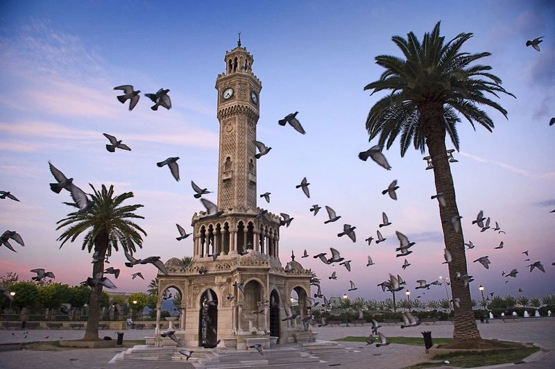 یکی از معروف‌ترین مکان های دیدنی در شهر ازمیر، میدان کوناک است که در زبان ترکی (Konak Meydani) نامیده می‌شود. این میدان مهم در منطقه‌ای با همین اسم قرار گرفته و یکی از شلوغ‌ترین و پرجنب‌وجوش‌ترین مکان‌ها در سطح شهر محسوب می‌شود.