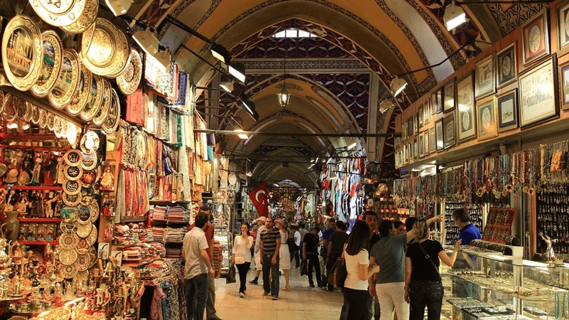 اگر به دنبال تجربه‌ای سنتی و رنگارنگ هستید، بازار کمرالتی ازمیر مقصدی بی‌نظیر است. این بازار تاریخی که قدمت آن به قرن هفدهم میلادی بازمی‌گردد، در نزدیکی میدان کوناک واقع شده و از دالان‌های پیچ‌در‌پیچ، فروشگاه‌های فرش، ادویه، چای، طلا و صنایع‌دستی پر شده است.