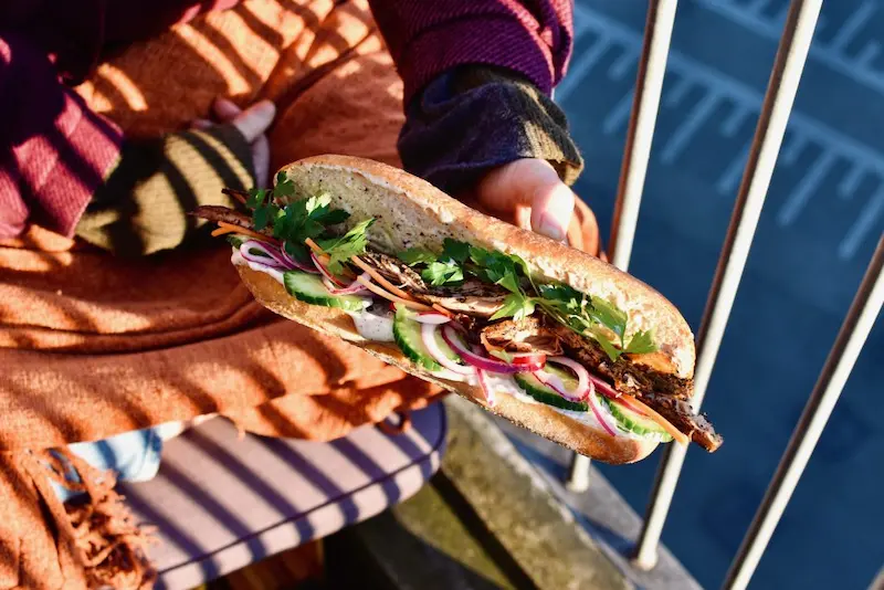 ساندویچ ماهی با پیاز و سبزی