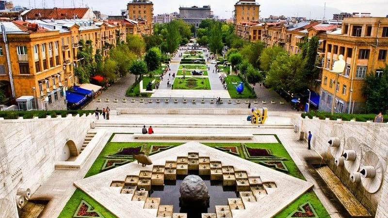 تصویری از بالای پله‌های کاسکاد ارمنستان در یک روز خلوت