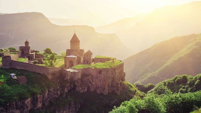  تصویری چشم‌نواز از صومعۀ تاریخی تاتو (Tatev) روی صخره‌‌ای سرسبز هنگام طلوع آفتاب