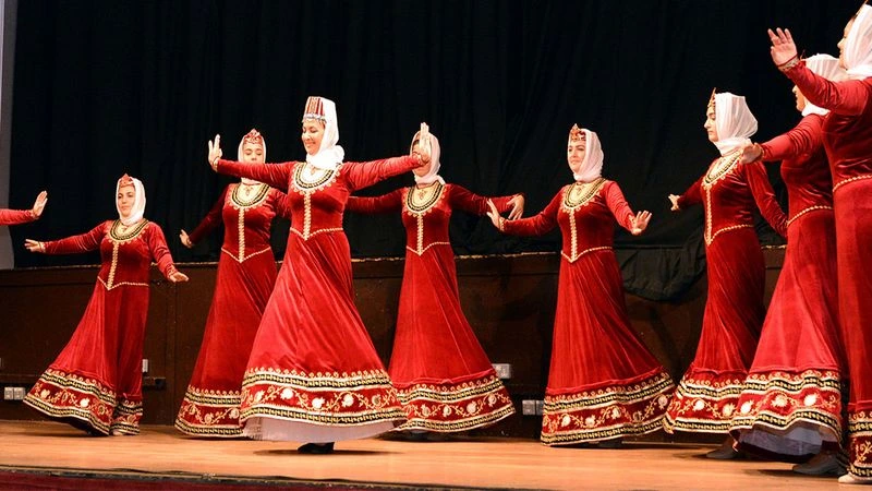 گروهی از زنان با لباس مخمل قرمز (ارمنی) در حال رقص محلی در جشن روز استقلال ارمنستان