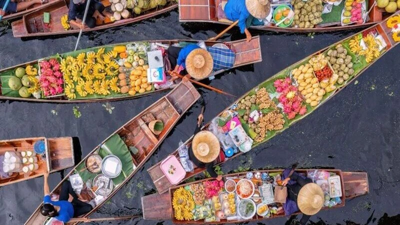 تصویری از قایق‌های چوبی بازار شناور در پوکت