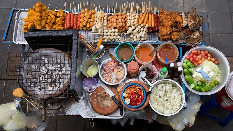 میزی از انواع غذاهای خیابانی تایلندی در بانکوک