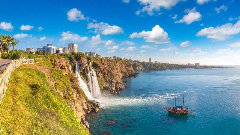 چرا تابستان بهترین زمان برای سفر به آنتالیا است؟
